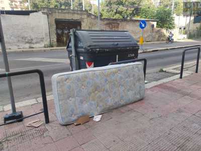 In tutto il resto della citt� l�immondizia si continua a gettare senza un criterio...